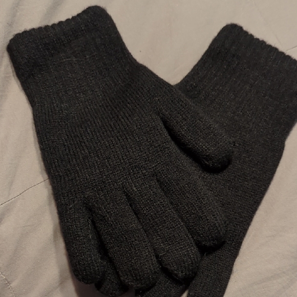 Steve Madden Black and Cream Knit Gloves Set - Picture 3 of 4